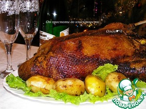 Рождественский гусь с фруктами и картофелем