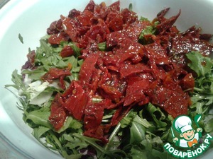 Салат "Гурман" из печени трески с вялеными помидорами Салат "Гурман" из печени трески с вялеными помидорами