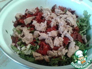 Салат "Гурман" из печени трески с вялеными помидорами Салат "Гурман" из печени трески с вялеными помидорами