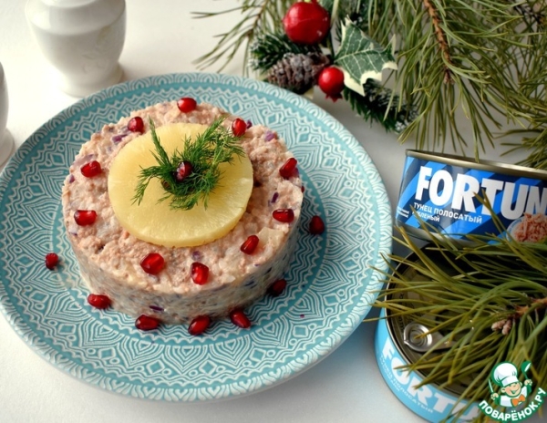 Салат с ананасами и консервированным тунцом