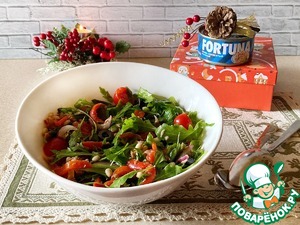 Салат с рукколой, тунцом и овощами Салат с рукколой, тунцом и овощами