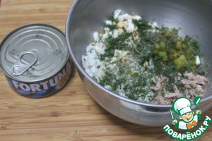 Салат с тунцом и маринованными огурцами Салат с тунцом и маринованными огурцами