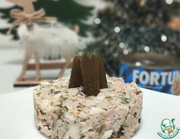 Салат с тунцом и маринованными огурцами Салат с тунцом и маринованными огурцами