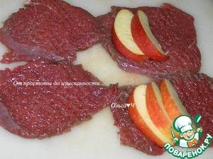 Шницель с яблоком и мятным сиропом Шницель с яблоком и мятным сиропом