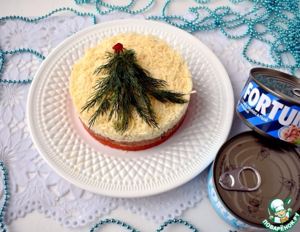 Слоеный салат с консервированным тунцом "Елочка"