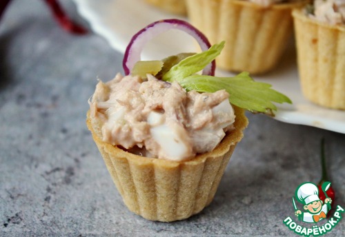 Тарталетки с тунцом и огурцом