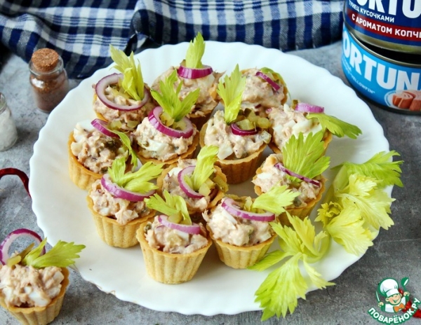 Тарталетки с тунцом и огурцом