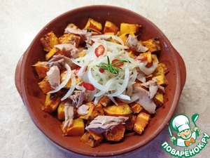 Тёплый салат с тыквой и тунцом