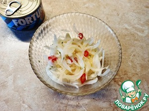 Тёплый салат с тыквой и тунцом