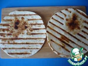 Закуска с тунцом на лепешке