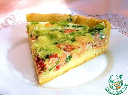 Пирог с лососем, зеленью и овощами