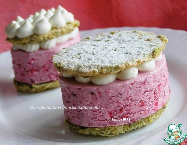 Фисташковое пирожное с брусничным семифреддо