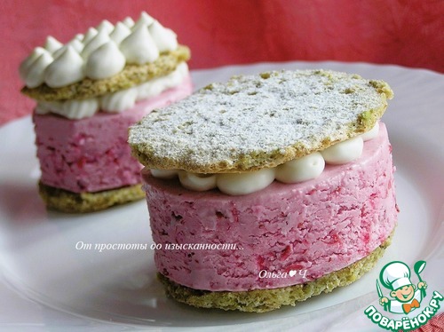 Фисташковое пирожное с брусничным семифреддо