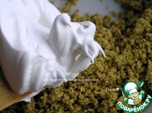 Фисташковое пирожное с брусничным семифреддо