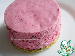 Фисташковое пирожное с брусничным семифреддо