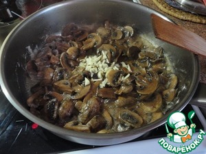 Морской окунь с грибами и пореем