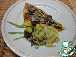 Морской окунь с грибами и пореем