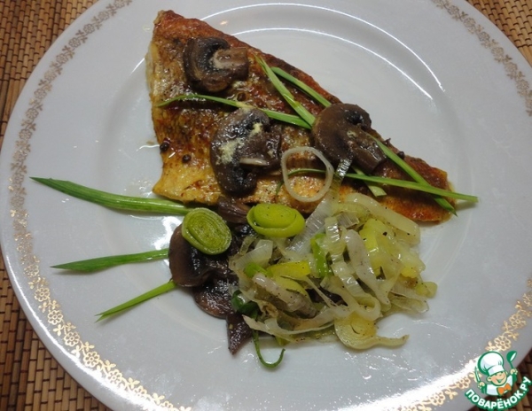 Морской окунь с грибами и пореем