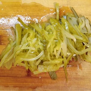 Салат со свеклой, огурчиками, луком и говядиной