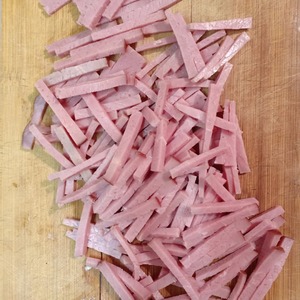 Салат со свеклой, огурчиками, луком и говядиной