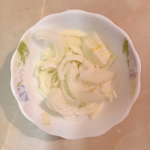 Салат со свеклой, огурчиками, луком и говядиной