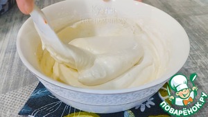 Горячий молочный пирог с кремом и джемом