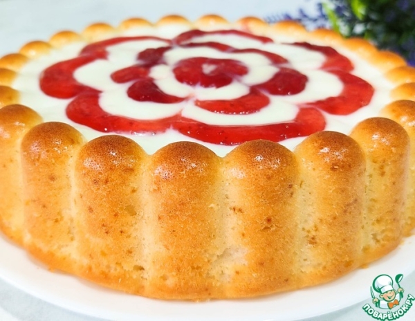 Горячий молочный пирог с кремом и джемом