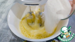 Горячий молочный пирог с кремом и джемом