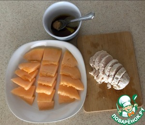 Дынный салат с вареной курицей Дынный салат с вареной курицей