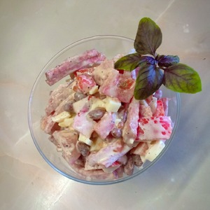 Салат с фасолью, помидорами, копченой колбасой Салат с фасолью, помидорами, копченой колбасой