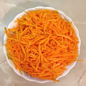 Салат с кальмарами и морковно-луковой зажаркой