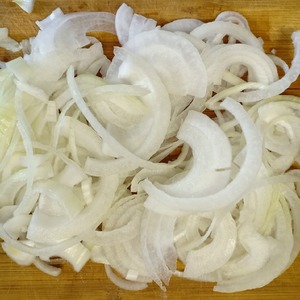 Салат с кальмарами и морковно-луковой зажаркой