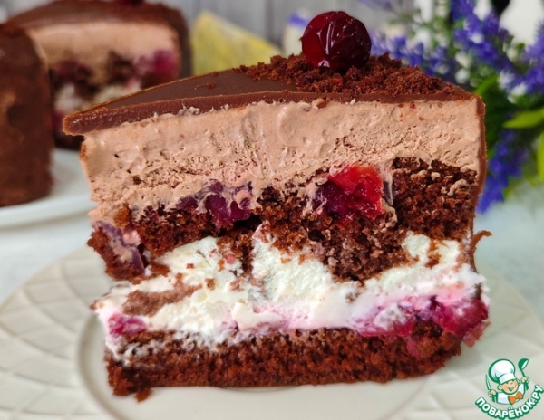 Шоколадный торт с вишней и сметанным кремом Шоколадный торт с вишней и сметанным кремом