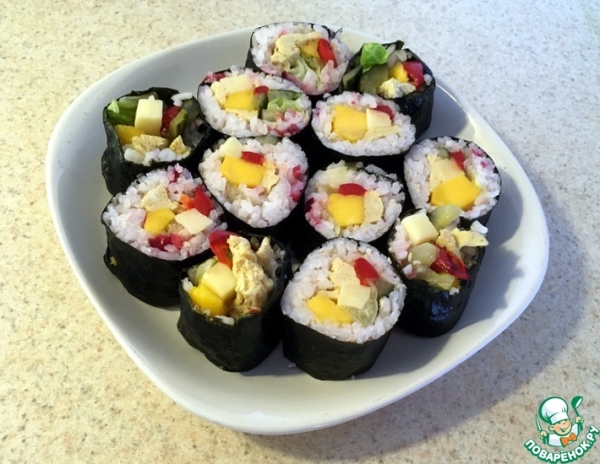 Кимбаб с перцем и маринованным огурцом