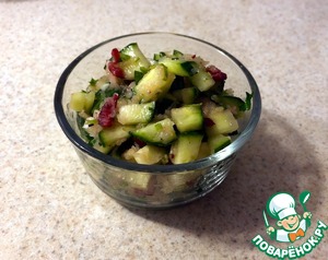 Огурцы с клюквой и запеченным яблоком