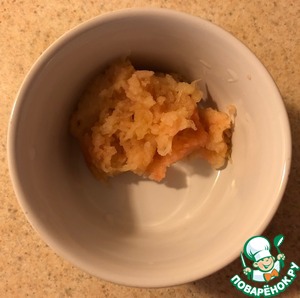 Огурцы с клюквой и запеченным яблоком