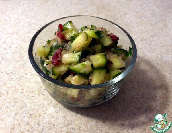 Огурцы с клюквой и запеченным яблоком