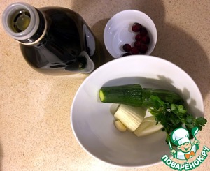 Огурцы с клюквой и запеченным яблоком