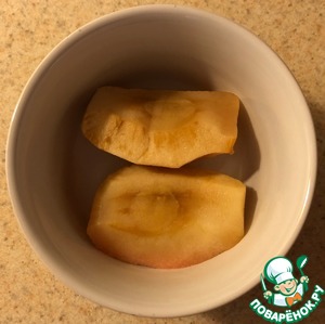 Огурцы с клюквой и запеченным яблоком