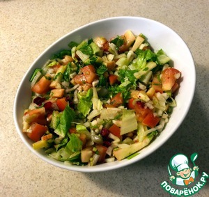 Овощной салат с яблоком и клюквой