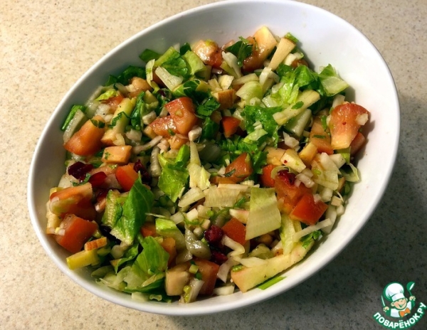 Овощной салат с яблоком и клюквой