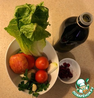 Овощной салат с яблоком и клюквой