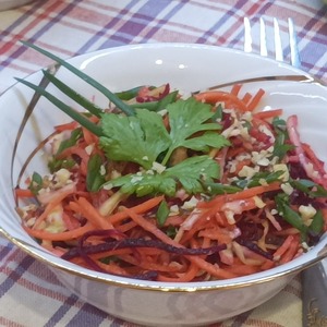 Овощной салат с орехами Овощной салат с орехами