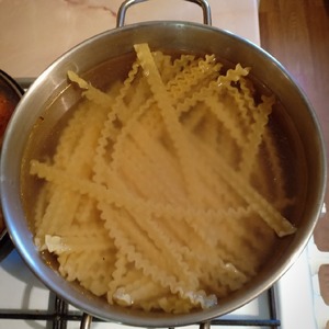 Паста с курицей под чесночно-томатным соусом Паста с курицей под чесночно-томатным соусом