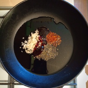 Паста с курицей под чесночно-томатным соусом Паста с курицей под чесночно-томатным соусом