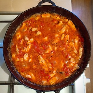 Паста с курицей под чесночно-томатным соусом Паста с курицей под чесночно-томатным соусом