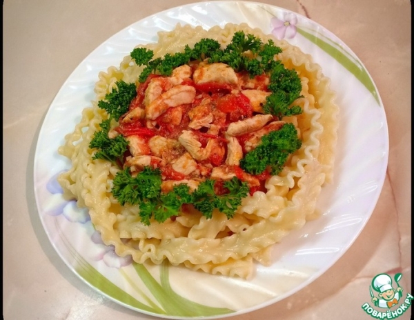 Паста с курицей под чесночно-томатным соусом Паста с курицей под чесночно-томатным соусом