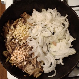 Паста с куриным филе и шампиньонами