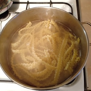 Паста с куриным филе и шампиньонами