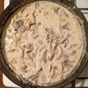 Паста с куриным филе и шампиньонами